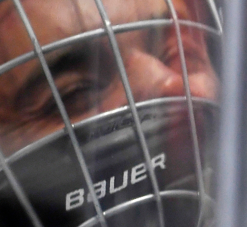 Illustration for article titled This Photo Of Chris Pronger Crushing Justin Bieber Is Everything